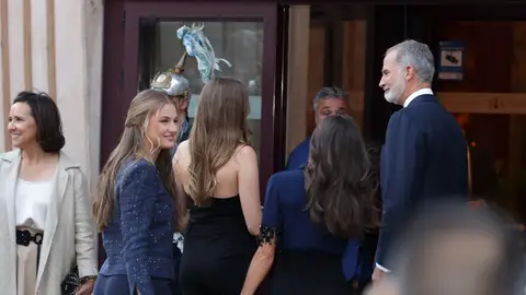La infanta Sofía con un mono de espalda al descubierto La infanta Sofía con un mono de espalda al descubierto