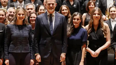 Los reyes Felipe VI y Letizia, acompañados por la princesa Leonor y de la infanta Sofía Los reyes Felipe VI y Letizia, acompañados por la princesa Leonor y de la infanta Sofía