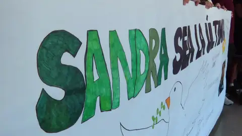 El alumnado de Gelves se concentra en memoria de Sandra Peña El alumnado de Gelves se concentra en memoria de Sandra Peña