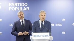 El vicesecretario de Coordinaci&oacute;n Auton&oacute;mica y Local del PP, El&iacute;as Bendodo, junto al presidente de Arag&oacute;n, Jorge Azc&oacute;n, en la sede de los 'populares' en Zaragoza.