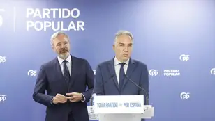 El vicesecretario de Coordinación Autonómica y Local del PP, Elías Bendodo, junto al presidente de Aragón, Jorge Azcón, en la sede de los 'populares' en Zaragoza.