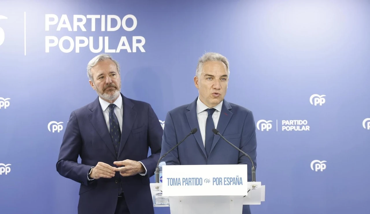 El vicesecretario de Coordinación Autonómica y Local del PP, Elías Bendodo, junto al presidente de Aragón, Jorge Azcón, en la sede de los 'populares' en Zaragoza.