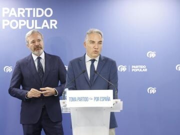 El vicesecretario de Coordinaci&oacute;n Auton&oacute;mica y Local del PP, El&iacute;as Bendodo, junto al presidente de Arag&oacute;n, Jorge Azc&oacute;n, en la sede de los 'populares' en Zaragoza.