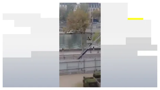 Nuevas imágenes del robo en el Louvre: pillan a los ladrones saliendo del museo con las joyas Antena3 Noticias
