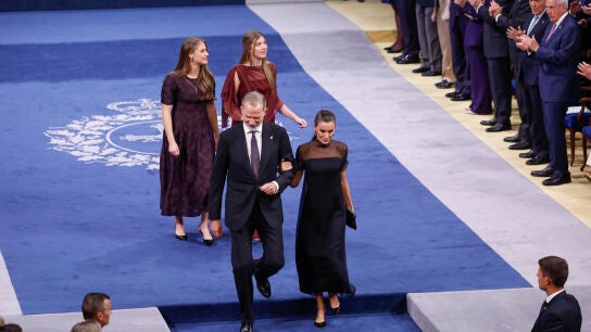 El rey Felipe, la reina Letizia, la princesa Leonor y la infanta Sof&iacute;a, al t&eacute;rmino de la ceremonia de entrega de los Premios Princesa de Asturias celebrada este viernes en el Teatro Campoamor, en Oviedo.