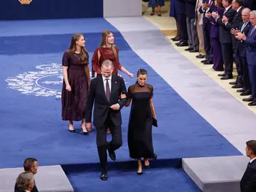 El rey Felipe, la reina Letizia, la princesa Leonor y la infanta Sofía, al término de la ceremonia de entrega de los Premios Princesa de Asturias celebrada este viernes en el Teatro Campoamor, en Oviedo. El rey Felipe, la reina Letizia, la princesa Leonor y la infanta Sofía, al término de la ceremonia de entrega de los Premios Princesa de Asturias celebrada este viernes en el Teatro Campoamor, en Oviedo.