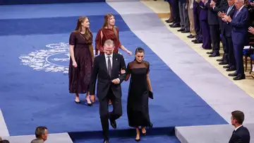 El rey Felipe, la reina Letizia, la princesa Leonor y la infanta Sofía, al término de la ceremonia de entrega de los Premios Princesa de Asturias celebrada este viernes en el Teatro Campoamor, en Oviedo. El rey Felipe, la reina Letizia, la princesa Leonor y la infanta Sofía, al término de la ceremonia de entrega de los Premios Princesa de Asturias celebrada este viernes en el Teatro Campoamor, en Oviedo.