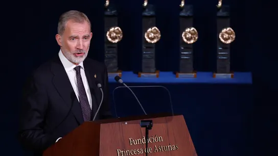 El rey Felipe VI interviene durante la ceremonia de entrega de los Premios Princesa de Asturias El rey Felipe VI interviene durante la ceremonia de entrega de los Premios Princesa de Asturias