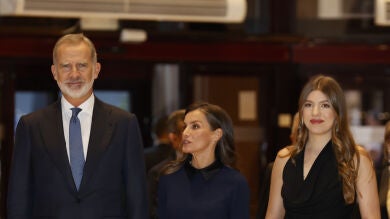 El momento cómplice del rey Felipe y la infanta Sofía al salir del auditorio tras el Concierto Premios Princesa de Asturias 