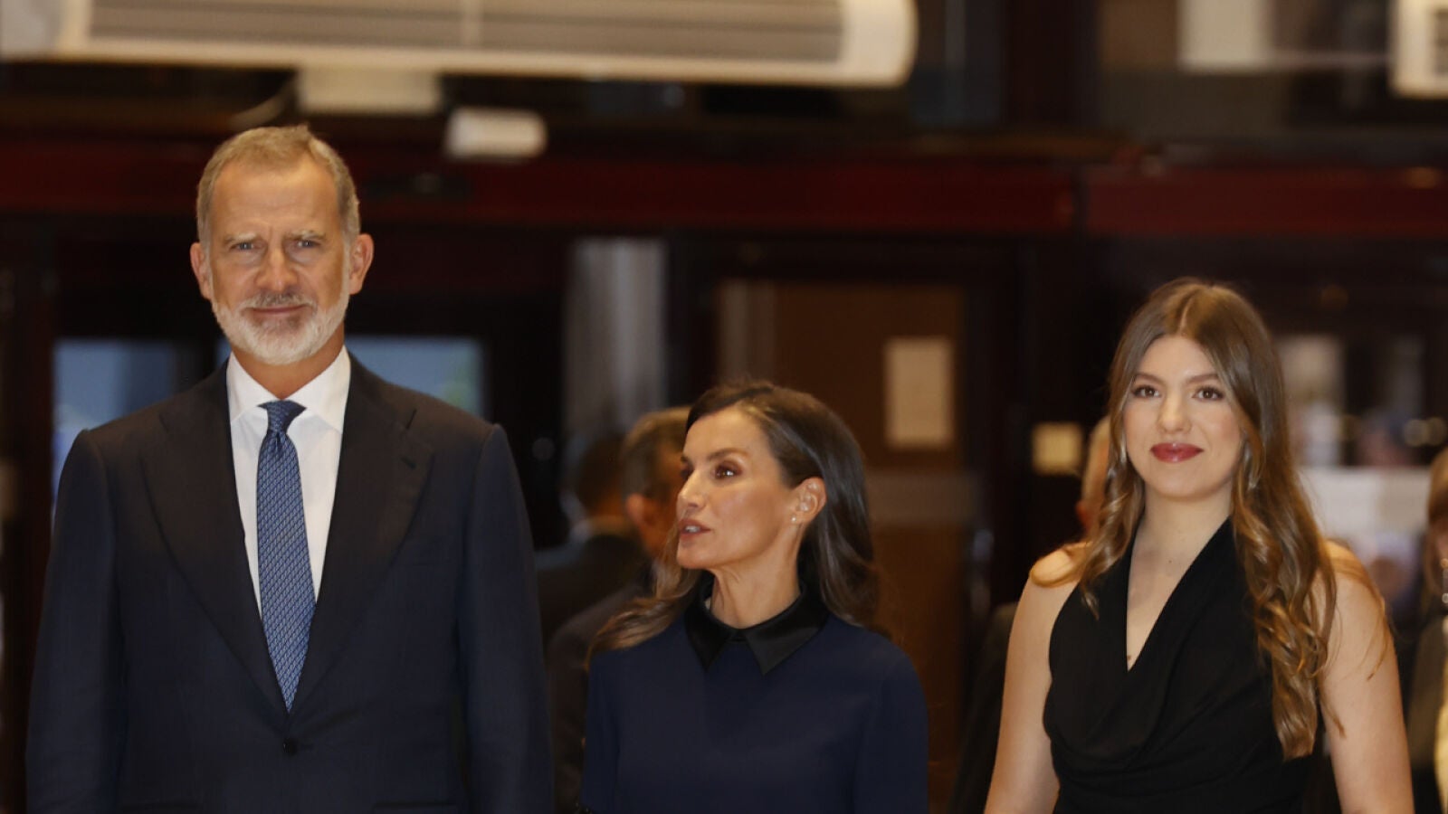 El momento cómplice del rey Felipe y la infanta Sofía al salir del auditorio tras el Concierto Premios Princesa de Asturias 