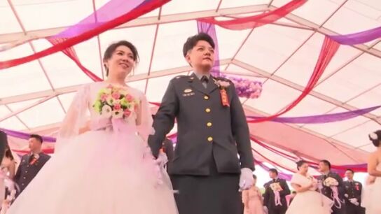 Efem&eacute;rides de hoy 30 de octubre de 2025: Dos parejas del mismo sexo se casa en una ceremonia de las Fuerzas Armadas de Taiw&aacute;n