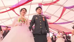 Efemérides de hoy 30 de octubre de 2025: Dos parejas del mismo sexo se casa en una ceremonia de las Fuerzas Armadas de Taiwán