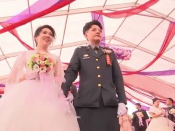 Efemérides de hoy 30 de octubre de 2025: Dos parejas del mismo sexo se casa en una ceremonia de las Fuerzas Armadas de Taiwán