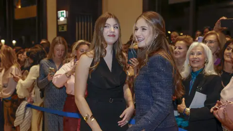 La princesa Leonor y la infanta Sofía saludan a la gente La princesa Leonor y la infanta Sofía saludan a la gente