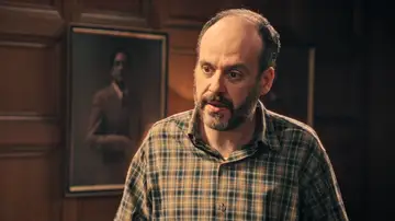 Gaspar le pide explicaciones a Tasio, preocupado por la grave situación de la empresa: “¿Qué va a pasar con los que trabajamos aquí?” Gaspar le pide explicaciones a Tasio, preocupado por la grave situación de la empresa: “¿Qué va a pasar con los que trabajamos aquí?”
