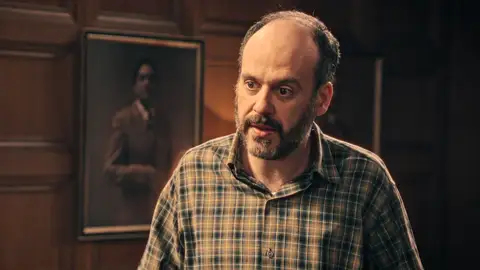 Gaspar le pide explicaciones a Tasio, preocupado por la grave situación de la empresa: “¿Qué va a pasar con los que trabajamos aquí?” Gaspar le pide explicaciones a Tasio, preocupado por la grave situación de la empresa: “¿Qué va a pasar con los que trabajamos aquí?”