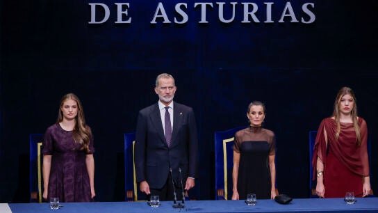 Los reyes Felipe VI y Letizia junto a la princesa Leonor (i) y la infanta Sof&iacute;a (d), durante la ceremonia de entrega de los Premios Princesa de Asturias.
