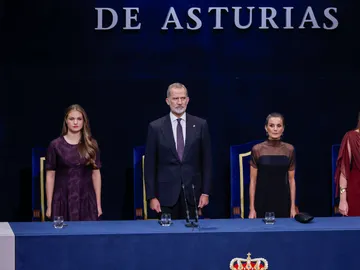 Los reyes Felipe VI y Letizia junto a la princesa Leonor (i) y la infanta Sofía (d), durante la ceremonia de entrega de los Premios Princesa de Asturias. Los reyes Felipe VI y Letizia junto a la princesa Leonor (i) y la infanta Sofía (d), durante la ceremonia de entrega de los Premios Princesa de Asturias.
