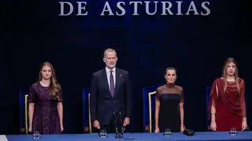 Los reyes Felipe VI y Letizia junto a la princesa Leonor (i) y la infanta Sofía (d), durante la ceremonia de entrega de los Premios Princesa de Asturias. Los reyes Felipe VI y Letizia junto a la princesa Leonor (i) y la infanta Sofía (d), durante la ceremonia de entrega de los Premios Princesa de Asturias.