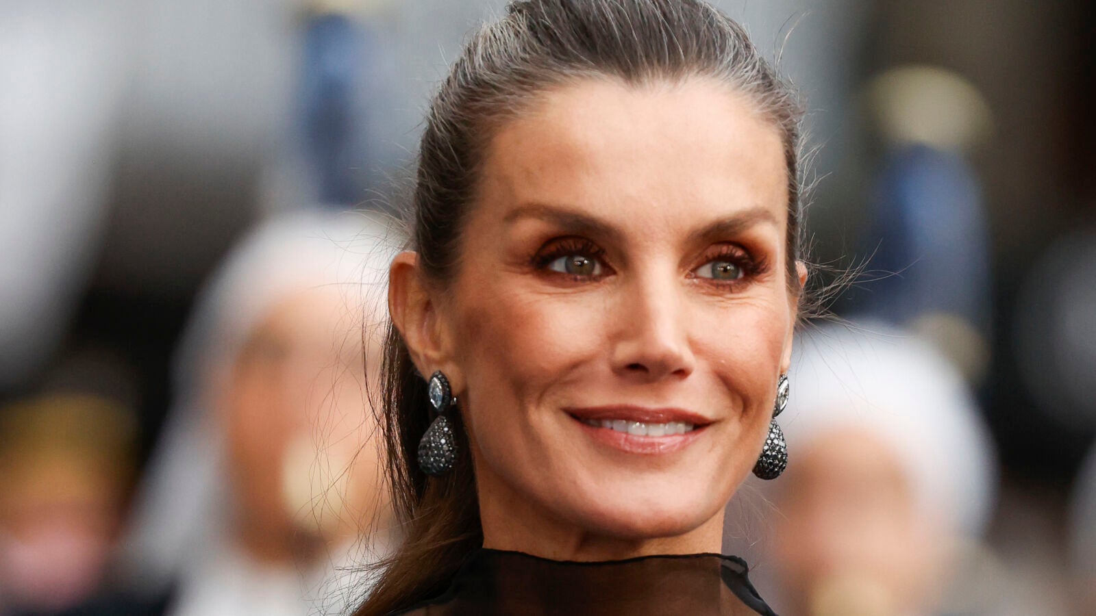 La reina Letizia, con vestido negro con transparencias y coleta, en los Premios Princesa de Asturias 2025