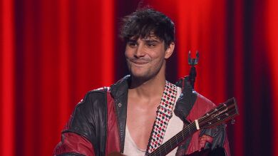 Su abuelo fue el primer español en ganar el balón de oro y él consigue el último pleno de La Voz 