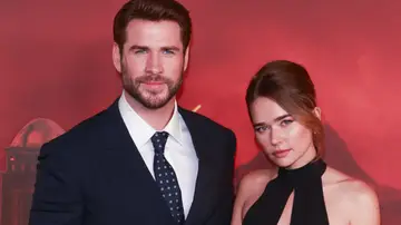 Liam Hemsworth posa con su pareja, Gabriella Brooks, en la premiere de The Witcher Liam Hemsworth posa con su pareja, Gabriella Brooks, en la premiere de The Witcher