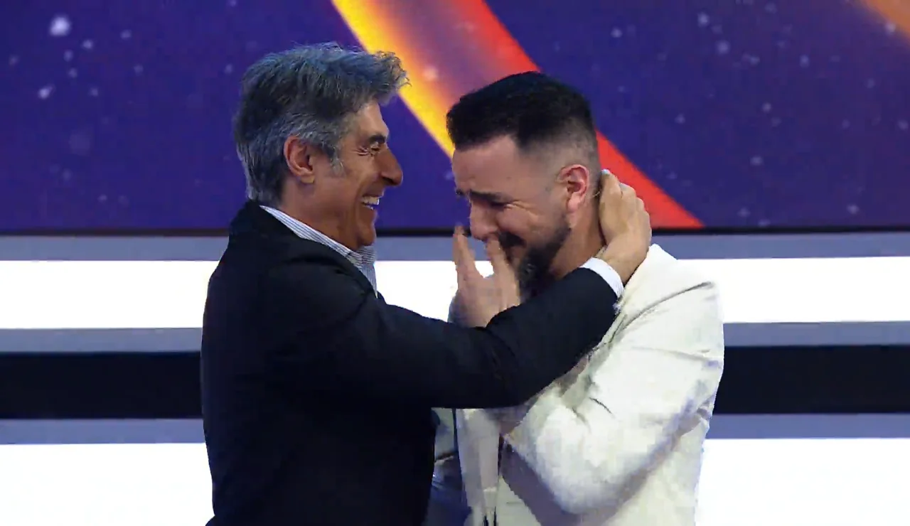 Jorge Fernández y Alex, concursante de La ruleta de la suerte noche