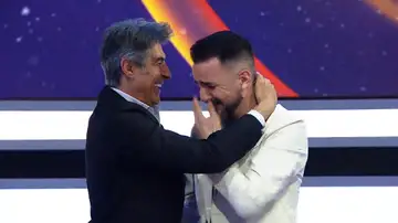 Jorge Fernández y Alex, concursante de La ruleta de la suerte noche Jorge Fernández y Alex, concursante de La ruleta de la suerte noche