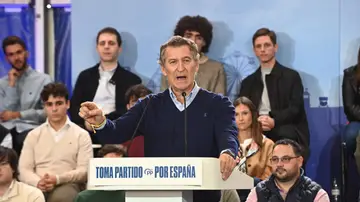 Feijóo carga contra Sánchez: "No va a huir eternamente. Antes o después tendrá que confesar, pagar e irse" Feijóo carga contra Sánchez: "No va a huir eternamente. Antes o después tendrá que confesar, pagar e irse"