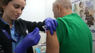 Centro de vacunación frente a la gripe en Bilbao Una persona se vacuna, en un centro de refuerzo de vacunación frente a la gripe, a 24 de octubre de 2025, en Bilbao, Vizcaya, País Vasco (España). Osakidetza abre las puertas del Centro de Refuerzo de Vacunación frente a la gripe ubicado en La Casilla de Bilbao, equipamiento que estará abierto en horario de 8.00 a 20.00 horas, de lunes a domingo y podrán acercarse, sin cita, todas las personas a partir de 14 años.24 OCTUBRE 2025H.Bilbao / Europa Press24/10/2025