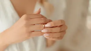 Mano con anillo