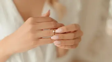 Mano con anillo Mano con anillo