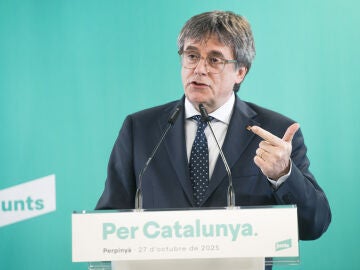 El presidente de Junts, Carles Puigdemont, durante una rueda de prensa, en el espacio Les 5 Éléments, a 27 de octubre de 2025, en Perpignan (Francia).