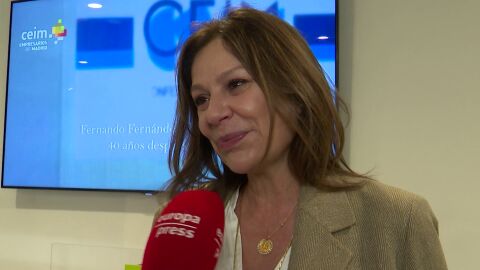 Nuria González respondiendo a los medios