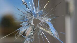 Muere un hombre en Tarragona tras chocar con un escaparate y clavarse un cristal en el abdomen