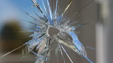 Muere un hombre en Tarragona tras chocar con un escaparate y clavarse un cristal en el abdomen Muere un hombre en Tarragona tras chocar con un escaparate y clavarse un cristal en el abdomen