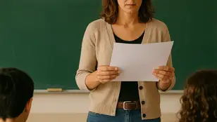 Una profesora leyendo una nota