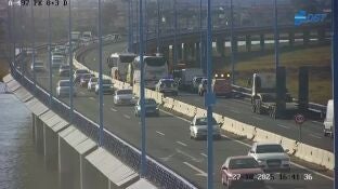 Un accidente entre un coche y un autob&uacute;s deja siete heridos y provoca el corte del puente del Odiel, en Huelva