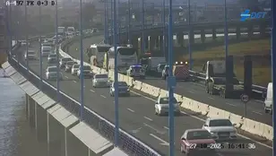 Un accidente entre un coche y un autobús deja siete heridos y provoca el corte del puente del Odiel, en Huelva