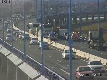 Un accidente entre un coche y un autobús deja siete heridos y provoca el corte del puente del Odiel, en Huelva