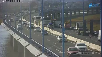 Un accidente entre un coche y un autobús deja siete heridos y provoca el corte del puente del Odiel, en Huelva Un accidente entre un coche y un autobús deja siete heridos y provoca el corte del puente del Odiel, en Huelva