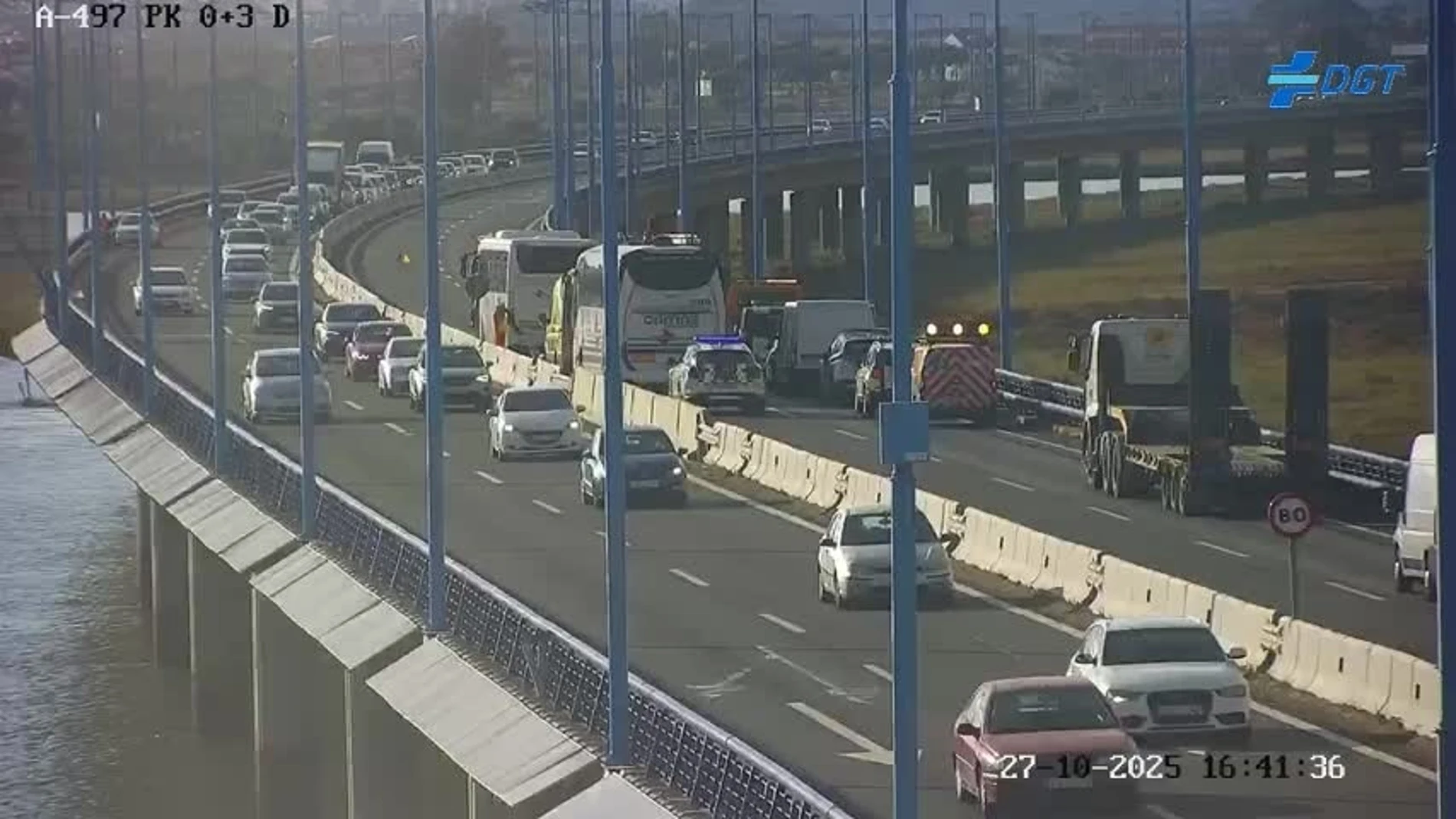 Un accidente entre un coche y un autobús deja siete heridos y provoca el corte del puente del Odiel, en Huelva Un accidente entre un coche y un autobús deja siete heridos y provoca el corte del puente del Odiel, en Huelva
