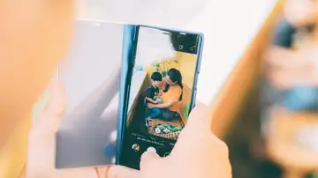 Imagen de una persona haciendo fotos a su hijo. Imagen de una persona haciendo fotos a su hijo.