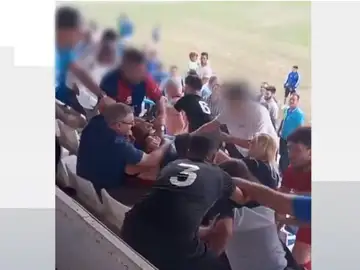 Imagen de la batalla campal en un partido de fútbol en Sevilla Imagen de la batalla campal en un partido de fútbol en Sevilla