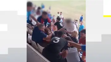 Imagen de la batalla campal en un partido de fútbol en Sevilla Imagen de la batalla campal en un partido de fútbol en Sevilla
