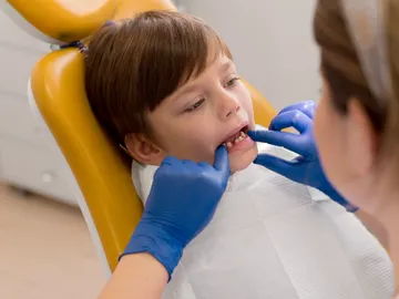 Un niño en una revisisión odontológica Un niño en una revisisión odontológica