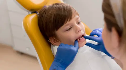Un niño en una revisisión odontológica Un niño en una revisisión odontológica