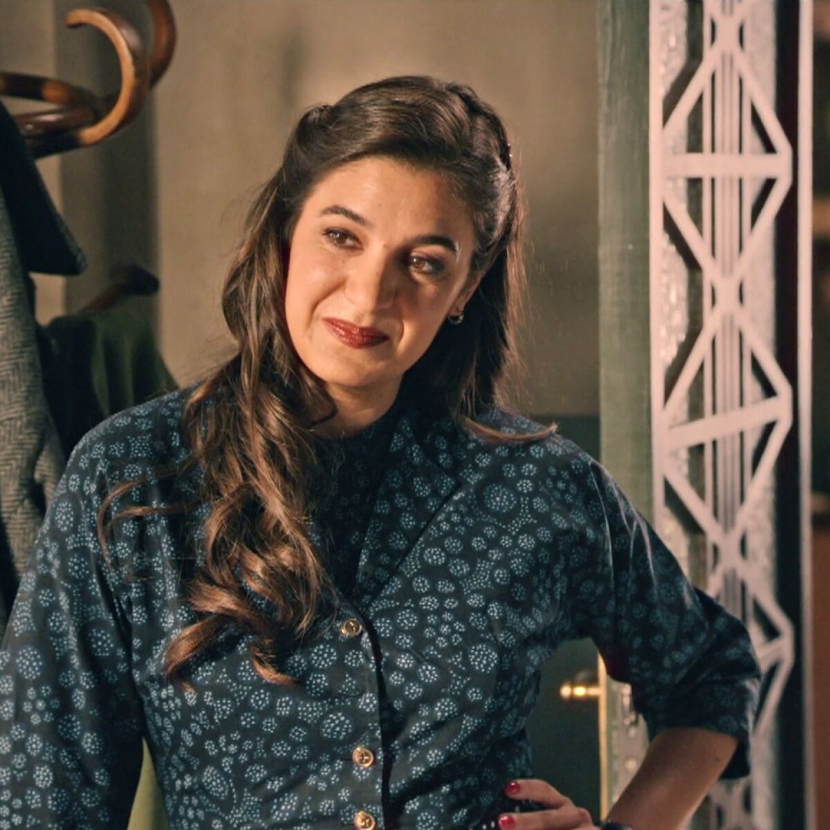 Chema le saca los colores a Carmen... ¡su ex novio ha llegado a la colonia!