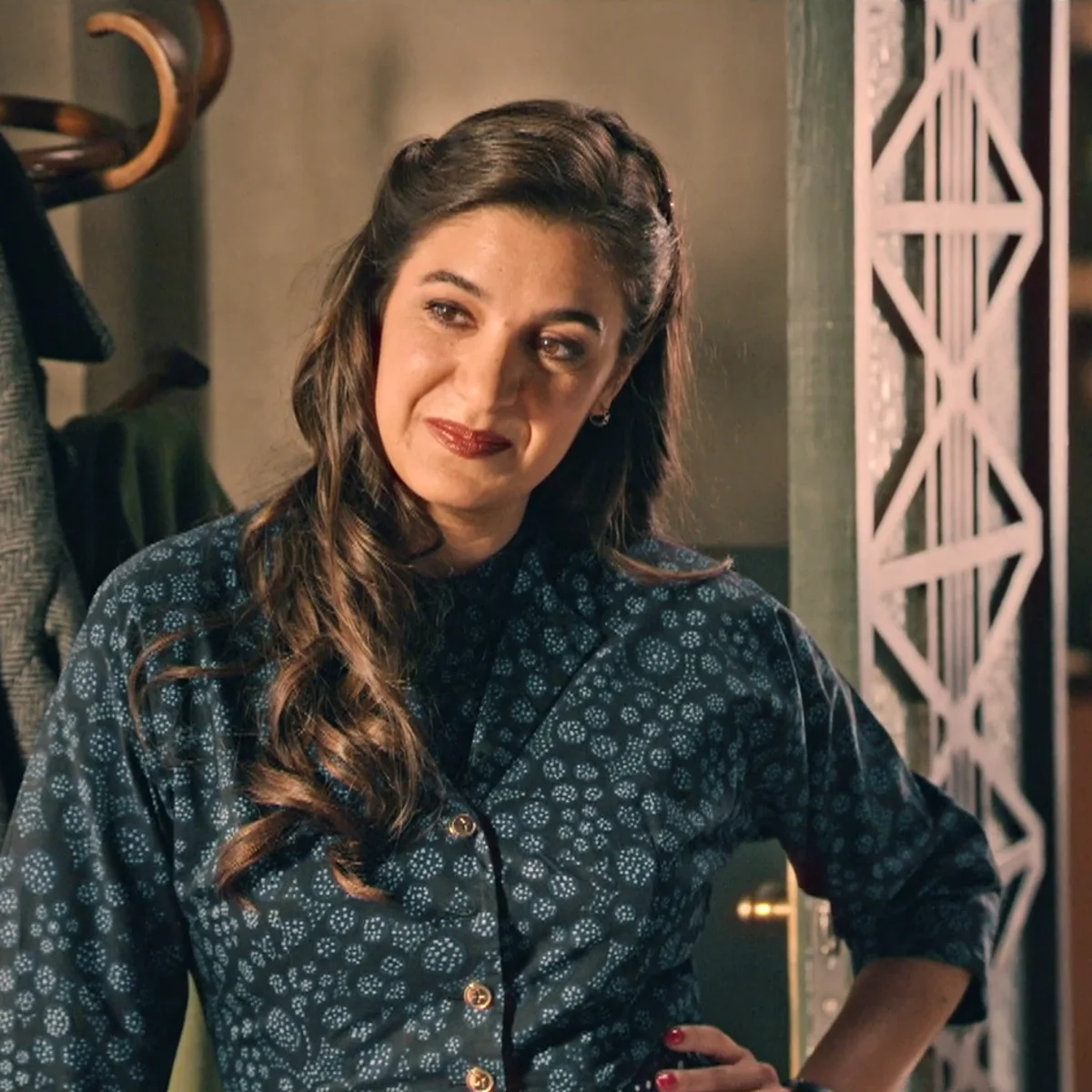 Chema le saca los colores a Carmen... ¡su ex novio ha llegado a la colonia!