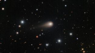 Imagen de la cola del cometa interestelar 3I/ATLAS 